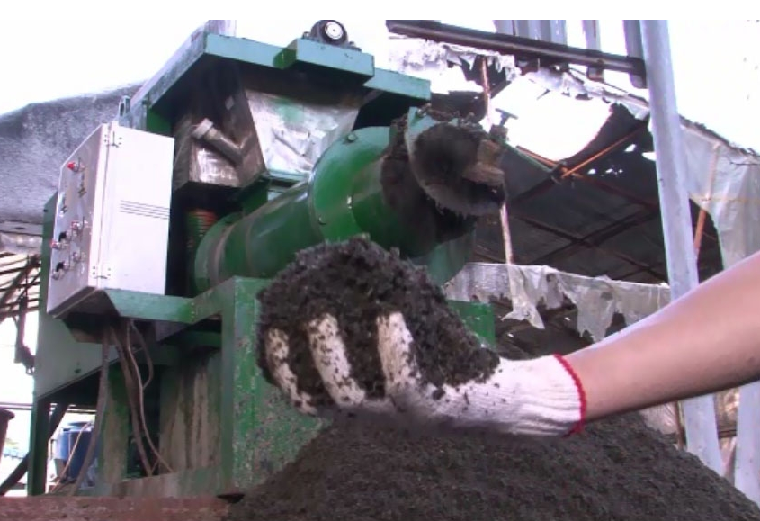 Nhưng các nhà nghiên cứu tại Viện Công nghệ sinh học Frauenhof ở Stuttgart, Đức, đã tìm ra giải pháp cho phép sử dụng các nguồn nguyên liệu sẵn có – đó là nước thải từ các nhà máy xử lý nước thải và bã lên men của các nhà máy sản xuất sinh khối. Quá trình mới này được nhóm nghiên cứu về quản lý chất dinh dưỡng của Viện Frauenhof phát triển. Trong quá trình này, các chất dinh dưỡng được kết tủa ở dạng có thể trực tiếp sử dụng làm phân bón