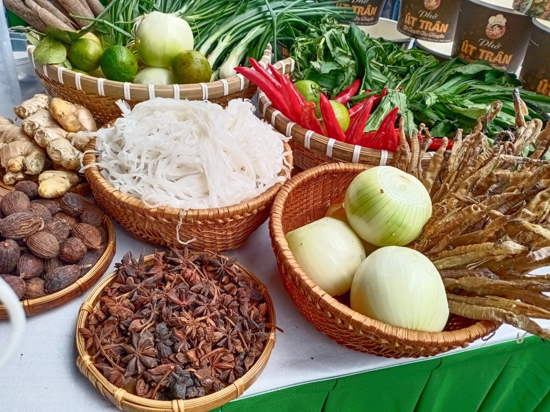 Các loại gia vị phổ biến tạo nên một tô phở ngon