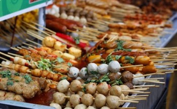 Thực phẩm trước cổng trường: Mối nguy lớn cho sức khỏe học sinh