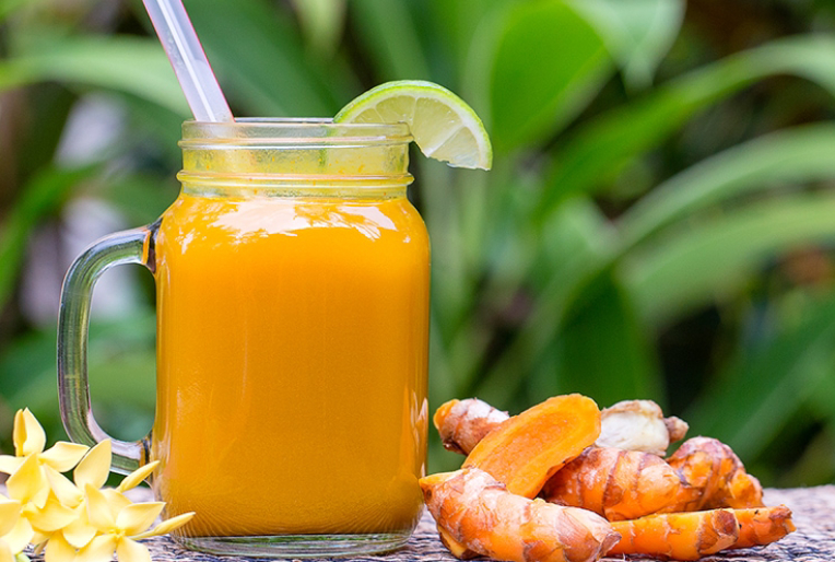 ách làm mặt nạ trị mụn bằng nước cốt nghệ