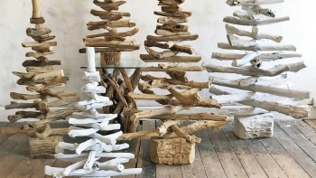 Muôn kiểu tạo hình cây thông "không giống ai" mùa Giáng Sinh