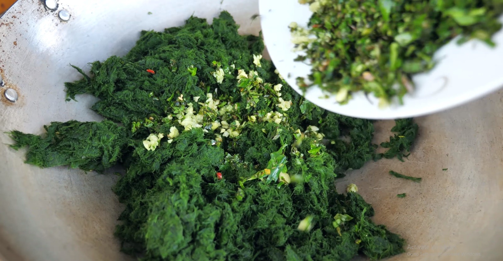 Thứ nhớt nhớt này đem bọc lá chuối nướng trên than hồng thành đặc sản vạn người mê, muốn ăn cũng chẳng có sẵn mà mua