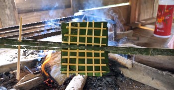 Thứ nhớt nhớt này đem bọc lá chuối nướng trên than hồng thành đặc sản vạn người mê, muốn ăn cũng chẳng có sẵn mà mua