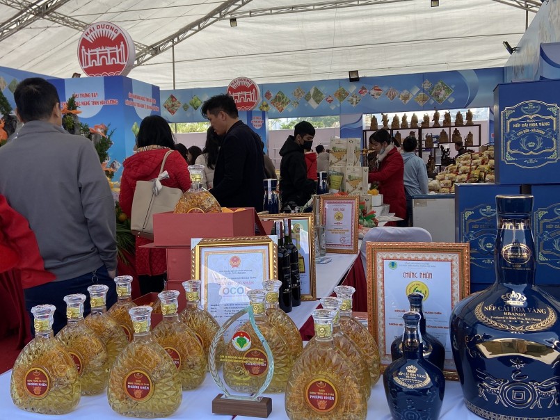 Khách tham quan thích thú các sản phẩm từ làng nghề