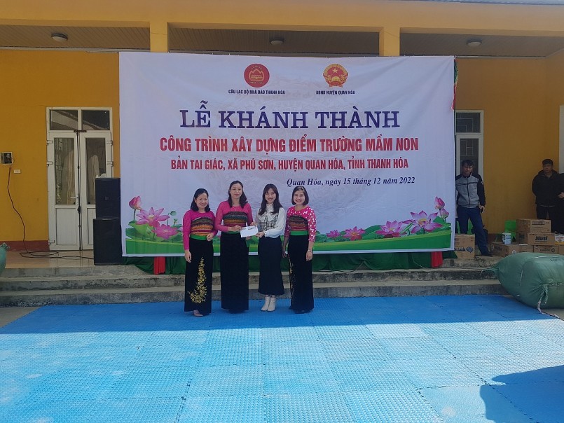 Đại diện công ty CP Đầu tư Thương mại và Công nghệ BKT trao quà cho nhà trường