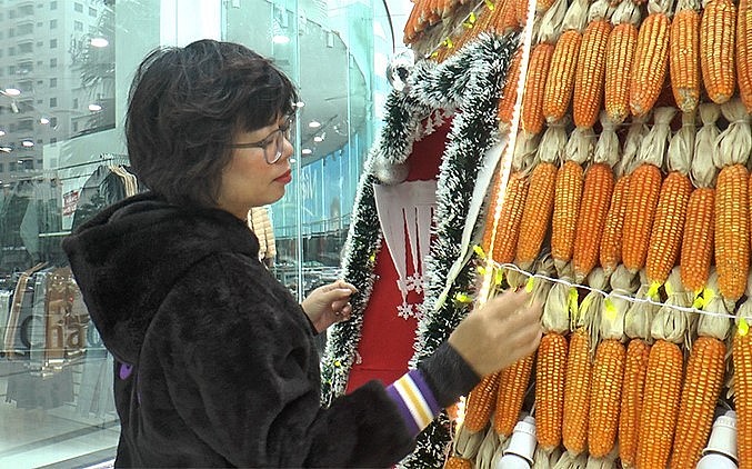 Không chỉ mang đến màu sắc mới mẻ cho mùa giáng sinh năm nay, cây thông làm từ ngô còn tạo nên cảm giác ấm áp, thân thuộc với người dân sinh sống ở khu vực này.