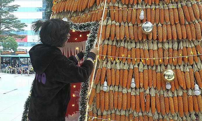 Để thực hiện cây thông độc đáo này, 10 cư dân làm mất gần 1 tuần.