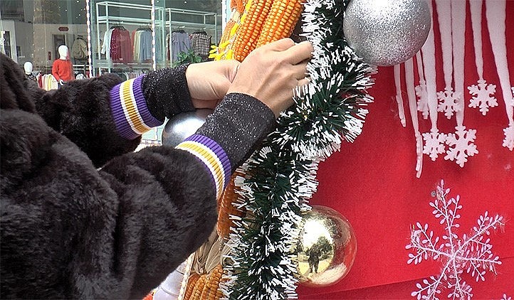 Cây thông có 1 màu chủ đạo, phía dưới gốc lên đến đỉnh cây là màu vàng tự nhiên của ngô, tượng trưng cho sự no ấm, đủ đầy.