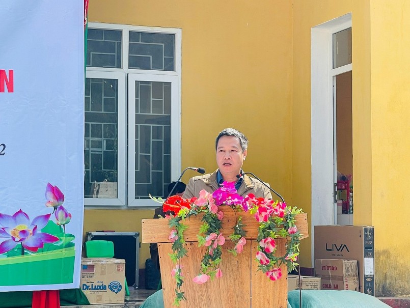 Đại diện xã Phú Sơn phát biểu cảm ơn CLB Nhà Báo Thanh Hóa, UBND huyện Quan Hóa, Sở Thông tin truyền thông tỉnh Thanh Hóa, Công ty Minh Ngọc, Công ty ty CP Đầu tư Thương mại và Công nghệ BKT cùng các nhà hảo tâm khác đã luôn quan tâm, ủng hộ nhà trường cũng như địa phương.