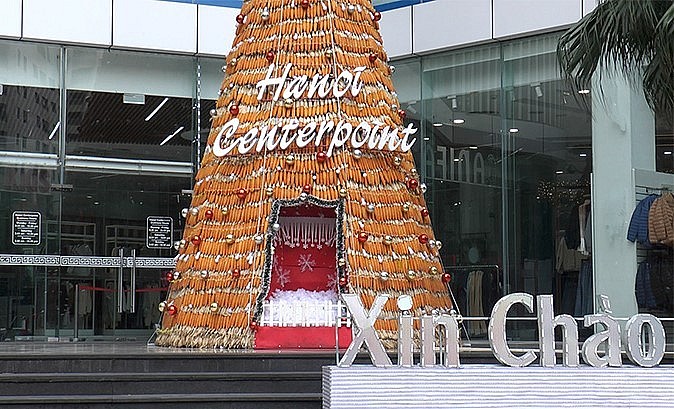 Để thực hiện ý tưởng làm cây thông độc lạ này, nhân viên kỹ thuật vận hành tòa nhà đã hàn khung cây thông bằng sắt.