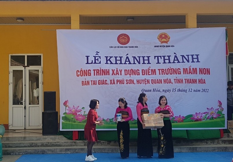 Đại diện nhà tài trợ trao 70 hộp sửa nutrifood và 50 thùng TH trumilk cho điểm trường