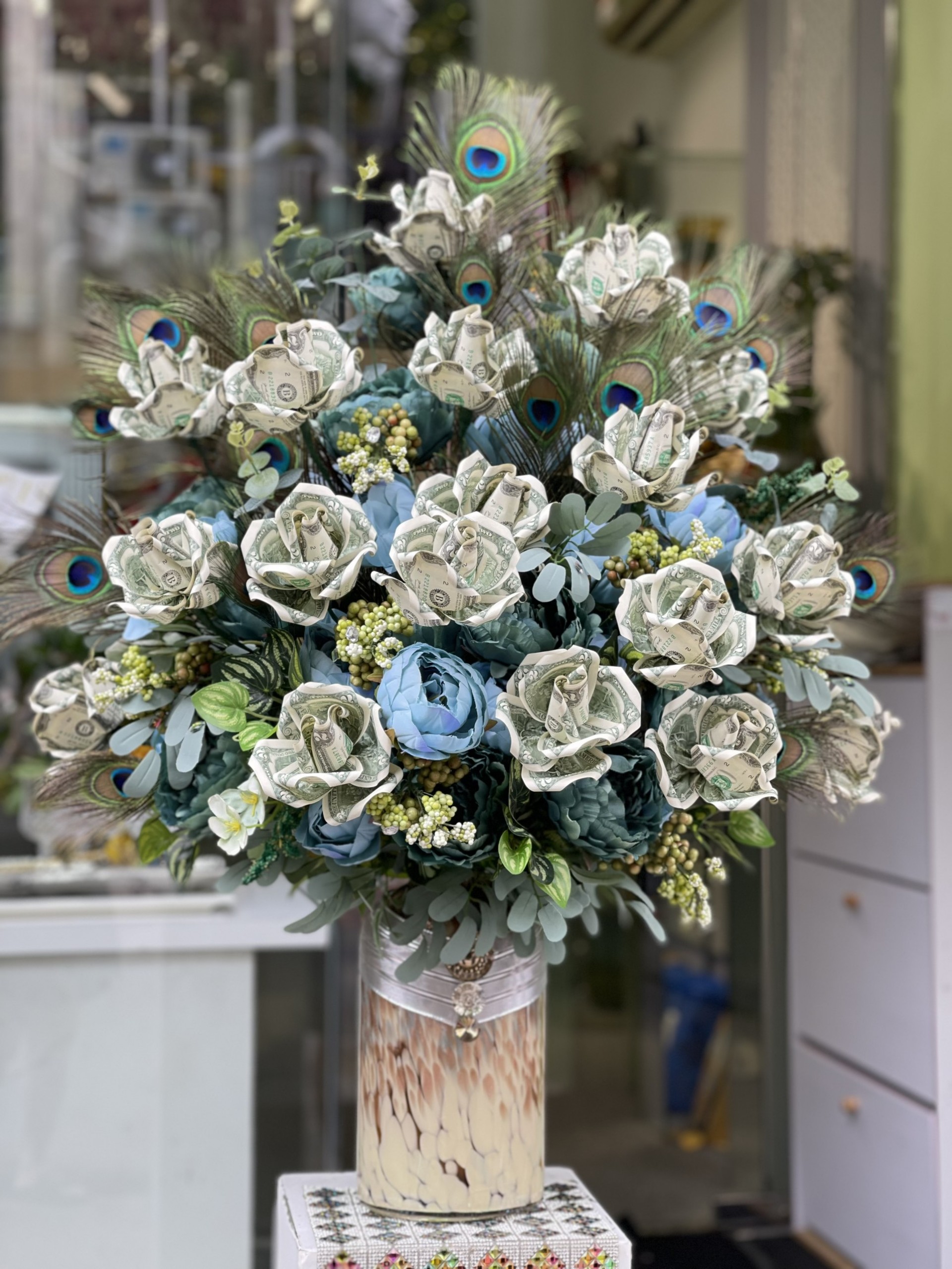 Mỗi bình hoa này có giá bán từ vài triệu đến hàng chục triệu đồng