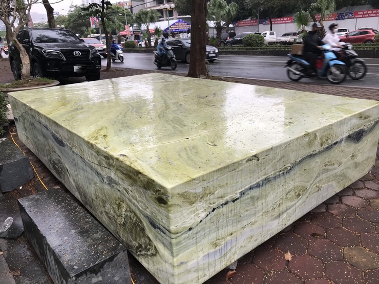 Chiếc sập này làm từ đá ngọc Serpentine nguyên khối