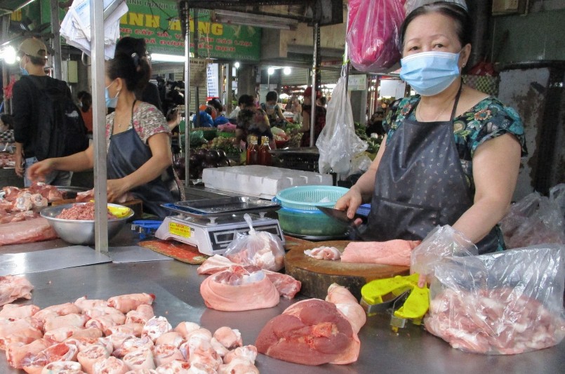 Nguồn cung cao sức tiêu thụ giảm khiến giá heo hơi duy trì ở mức thấp.