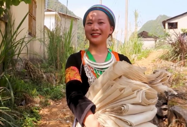 Tấm vải lanh dệt thủ công - Của hồi môn của gia đình làm đổi đời cô gái trẻ