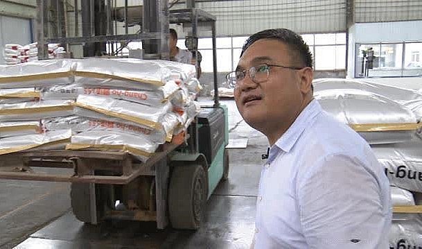 khi công ty làm ăn thuận lợi, anh Ge Jinshan lại quyết định từ bỏ để về quê nuôi giống gà lười bán không ai mua.