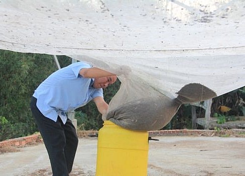 Thu hoạch phân dơi ở chòi nuôi dơi nhà ông Sáu (ngụ xã Phú Lý, huyện Vĩnh Cửu, tỉnh Đồng Nai).