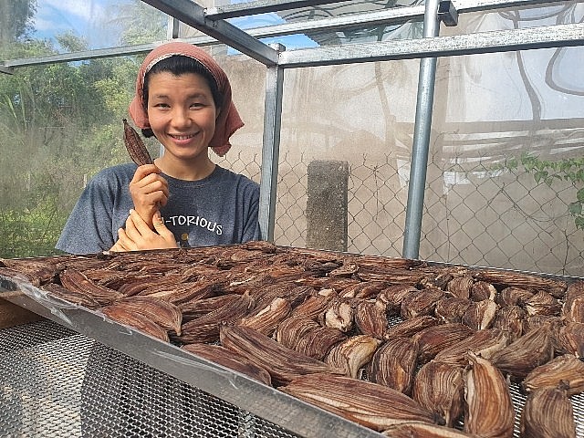 Thạc sĩ Hồ Thị Ánh với sản phẩm không hóa chất của mình Thạc sĩ Hồ Thị Ánh với sản phẩm không hóa chất của mình