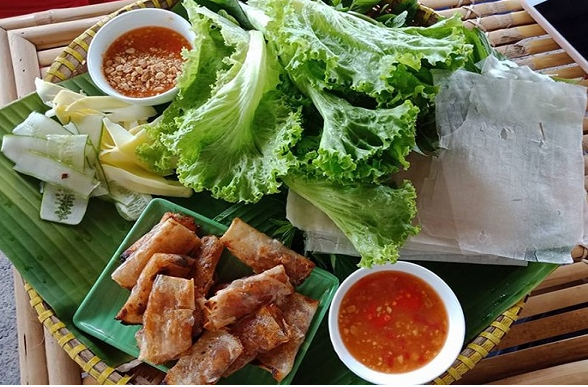 Ăn chả lụi phải kèm là rau sống và nước chấm Ăn chả lụi phải kèm là rau sống và nước chấm