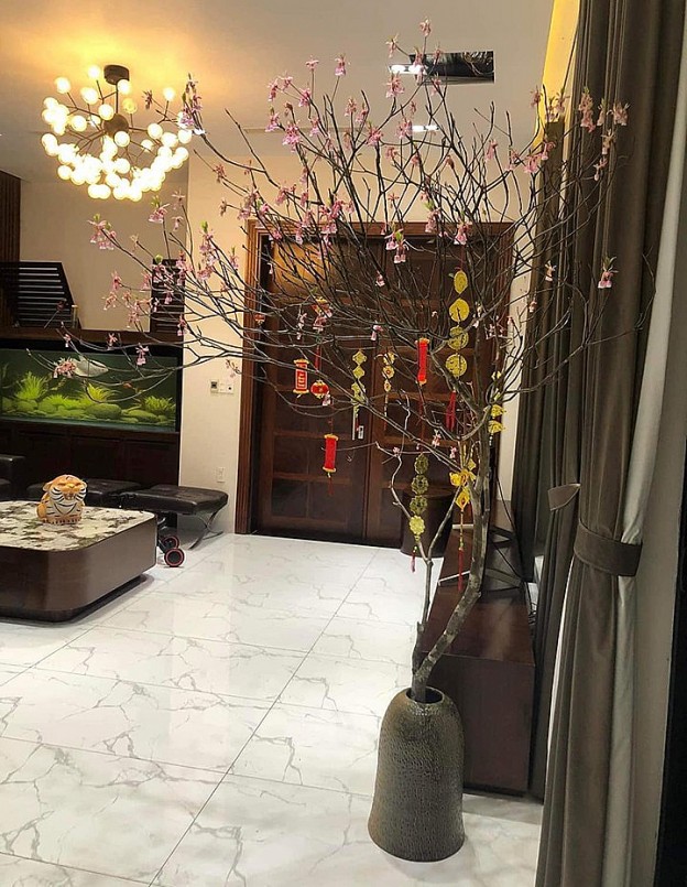 Những cành đào chuông to như vậy giá từ vài triệu đến hàng chục triệu đồng. Những cành đào chuông to như vậy giá từ vài triệu đến hàng chục triệu đồng.