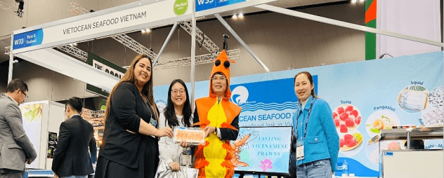Hoạt động Ngoại giao kinh tế của Đại sứ quán: Trưởng Thương vụ Nguyễn Phú Hòa (trang phục tôm) hỗ trợ tiếp thị tôm Việt Nam tại Hội chợ quốc tế FineFood, Australia 2022. Hoạt động Ngoại giao kinh tế của Đại sứ quán: Trưởng Thương vụ Nguyễn Phú Hòa (trang phục tôm) hỗ trợ tiếp thị tôm Việt Nam tại Hội chợ quốc tế FineFood, Australia 2022.
