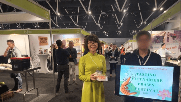 Mời dùng thử tôm và giới thiệu thông tin các nhà xuất khẩu tôm tại Hội chợ quốc tế Foodservice, Sydney. (ảnh: Chương trình NGKT 2022) Mời dùng thử tôm và giới thiệu thông tin các nhà xuất khẩu tôm tại Hội chợ quốc tế Foodservice, Sydney. (ảnh: Chương trình NGKT 2022)