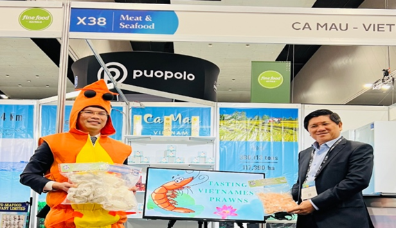 Phó Chủ tịch UBND tỉnh Cà Mau ông Lê Văn Sử quảng bá tôm cùng với Trưởng Thương vụ (trang phục tôm) tại Hội chợ quốc tế tại Úc năm 2022 Phó Chủ tịch UBND tỉnh Cà Mau ông Lê Văn Sử quảng bá tôm cùng với Trưởng Thương vụ (trang phục tôm) tại Hội chợ quốc tế tại Úc năm 2022