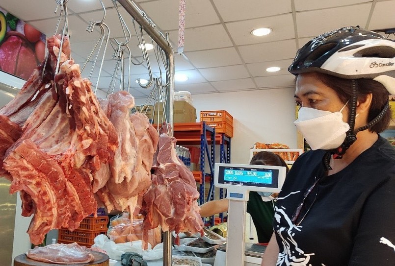 Thị trường thịt heo tiêu thụ chậm khiến giá heo hơi duy trì ở mức thấp từ 51.000 đến 54.000 đồng/kg.