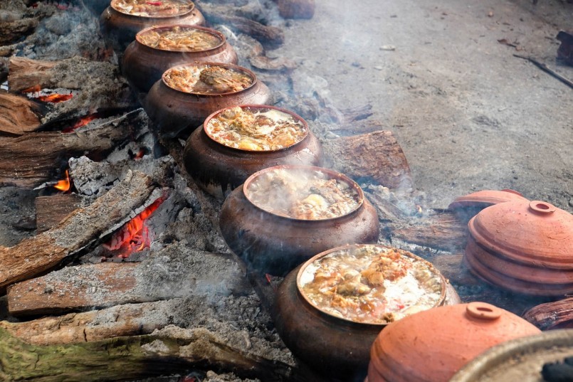 Mỗi nồi cá kho phải nấu liên tục bằng củi nhãn trong khoảng 10-12 giờ mới đạt tiêu chuẩn