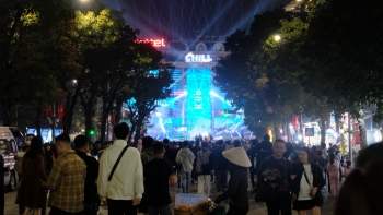 Chùm ảnh: Người dân Thủ đô hào hứng xuống phố đón Giáng Sinh