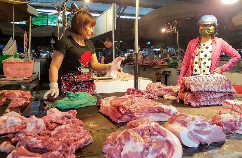 Thị trường thịt heo trầm lắng, sức mua chậm khiến giá heo hơi cũng duy trì ở mức thấp. Thị trường thịt heo trầm lắng, sức mua chậm khiến giá heo hơi cũng duy trì ở mức thấp.