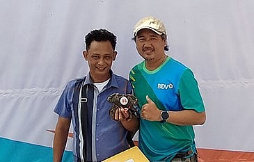 Các cua thủ chiến thắng lên nhận giải của Ban tổ chức.