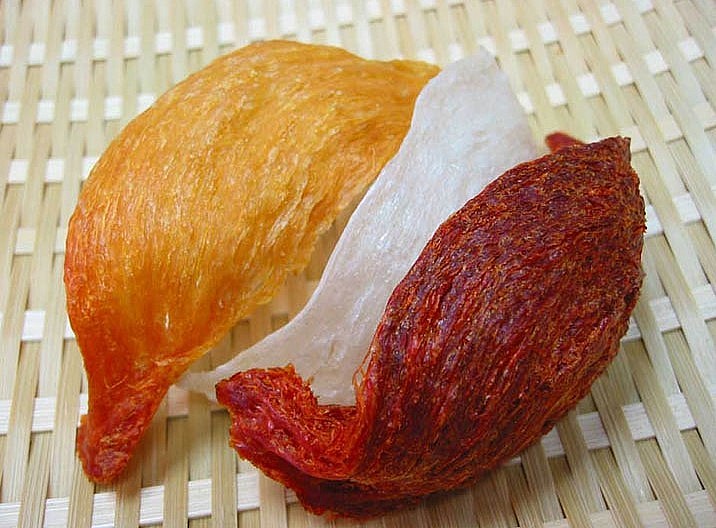 Đem yến ra nơi có ánh sáng thấy trong suốt, có phản quang thì đây là yến giả.