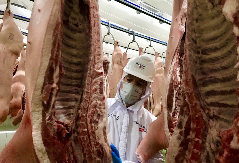 Thị trường thịt heo vẫn tiêu thụ chậm khiến giá heo hơi chững lại.