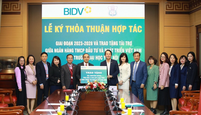 Ông Trần Long (Phó Tổng Giám đốc BIDV) trao biển tài trợ cho đại diện Trường Đại học Y Hà Nội - GS.TS.BS Nguyễn Hữu Tú (Hiệu trưởng Nhà trường) Ông Trần Long (Phó Tổng Giám đốc BIDV) trao biển tài trợ cho đại diện Trường Đại học Y Hà Nội - GS.TS.BS Nguyễn Hữu Tú (Hiệu trưởng Nhà trường)