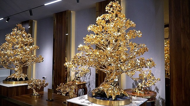 Có chiều cao đến 3m, thân cây dáng hình rồng uốn lượn kiêu hãnh, cánh hoa mai được khắc tỉa tinh xảo, tán cây xòe rộng xum xuê, những nghệ nhân phải sử dụng đến 70 khuôn đúc mới có thể hoàn thiện cây mai mạ 12 cây vàng 24k như thế này.