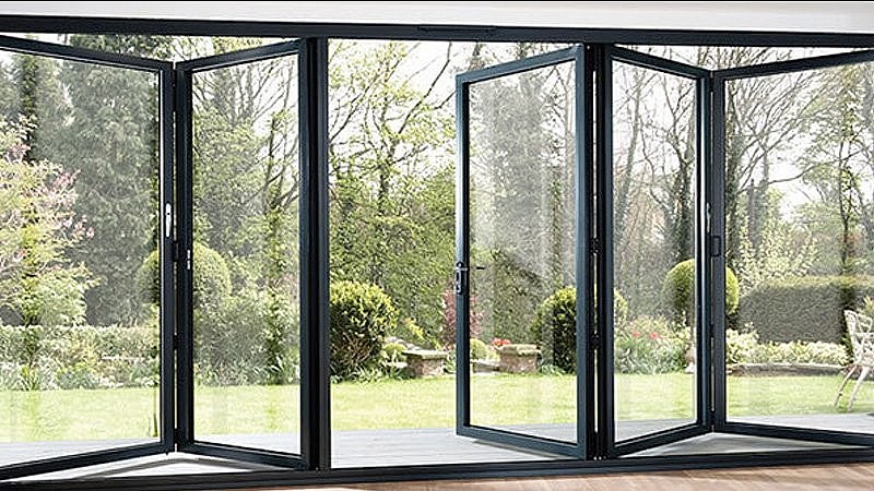 Cửa đi xếp trượt Eurowindow được cấu thành từ các nguyên vật liệu cao cấp nên có độ bền cao, đem lại hiệu quả kinh tế lâu dài.