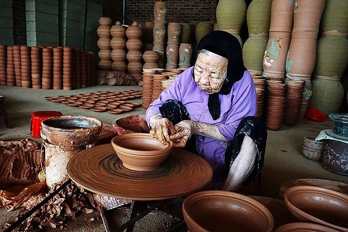 Làm gốm đòi hỏi nghệ nhân phải có nhiều kỹ thuật Làm gốm đòi hỏi nghệ nhân phải có nhiều kỹ thuật