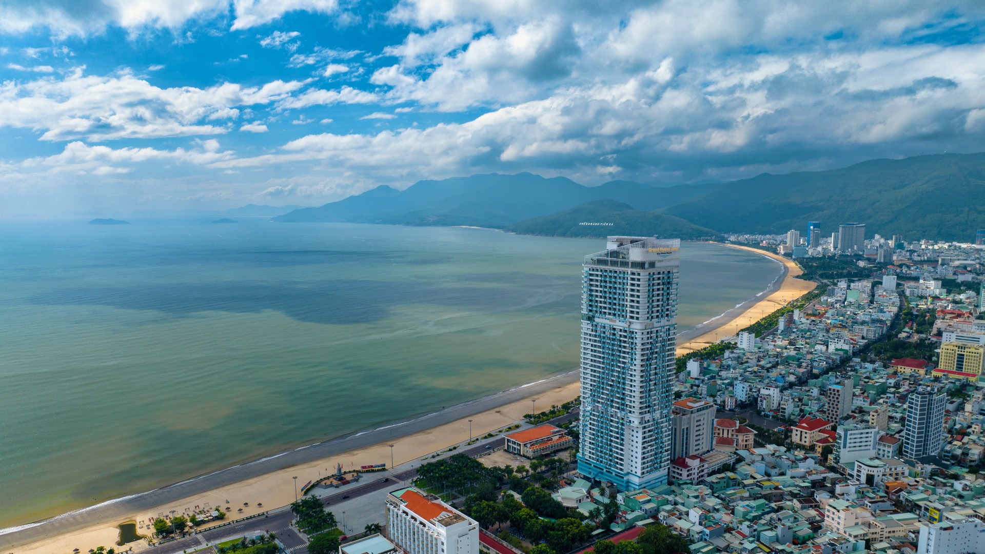 Tận hưởng kiến trúc phồn hoa giao thoa cùng thiên nhiên hùng vĩ