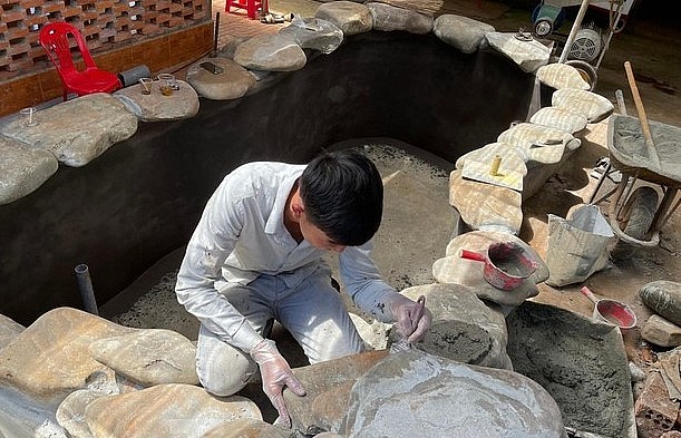 Ngoài nuôi cá Koi quý tộc, Hùng xây dựng hồ cá cho những gia đình có nhu cầu.