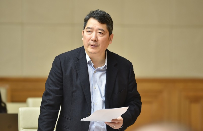 Thứ trưởng Bộ Tài chính Cao Anh Tuấn trình bày báo cáo. Ảnh VGP