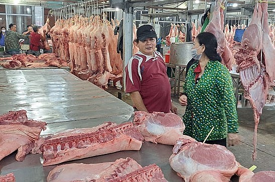 Nhu cầu thịt heo giảm khiến giá heo hơi giảm sâu và duy trì ở mức thấp.