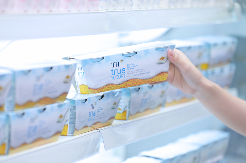 TH true YOGURT Xoài - Hạt chia tự nhiên và nếp cẩm tự nhiên