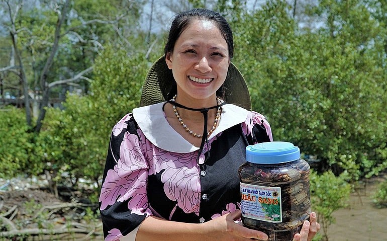 Vợ chồng chị Đạm rời trung tâm về vùng quê sinh sống và khởi nghiệp với nghề muối ba khía (Ảnh: Bảo Kỳ). Vợ chồng chị Đạm rời trung tâm về vùng quê sinh sống và khởi nghiệp với nghề muối ba khía (Ảnh: Bảo Kỳ).