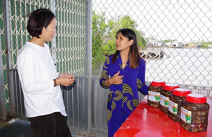 Chị Nguyễn Hồng Đạm (bên trái) giới thiệu về quy trình làm ra sản phẩm ba khía muối. Ảnh: Phương Tú Chị Nguyễn Hồng Đạm (bên trái) giới thiệu về quy trình làm ra sản phẩm ba khía muối. Ảnh: Phương Tú