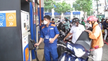 Xăng chịu thuế môi trường 2.000 đồng/lít