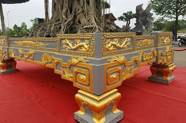 Tác phẩm cây sanh cổ thụ ngự trên một chiếc bể dát hơn 5 cây vàng 9999.