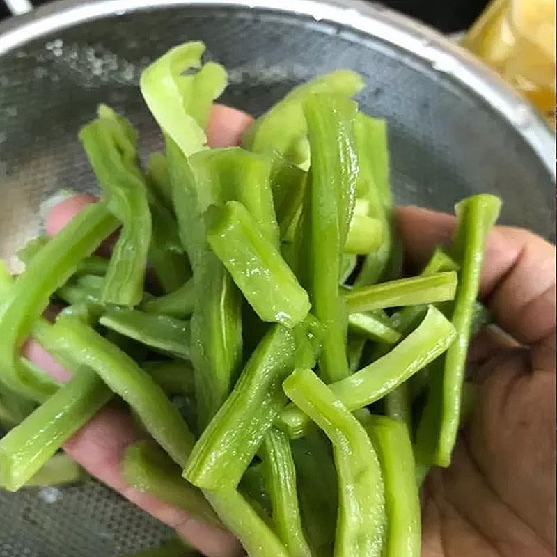 Rau tiến vua khô sau khi đã được ngâm nước cho nở lớn