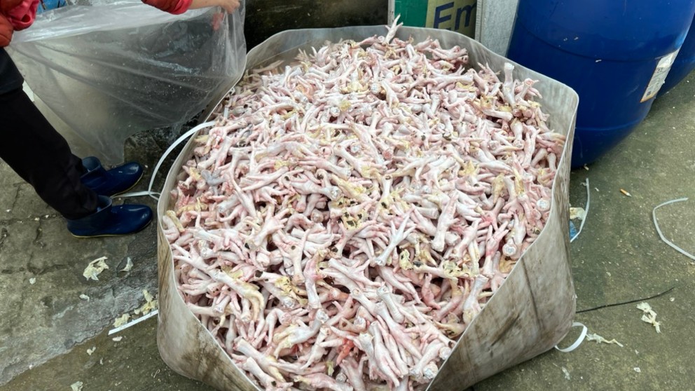 Xử phạt cơ sở sản xuất sơ chế chân gà rút xương vi phạm an toàn thực phẩm