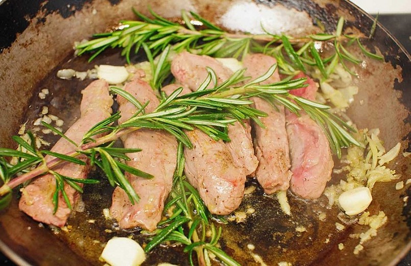 Cây hương thảo được dùng làm gia vị trong nhiều món ăn